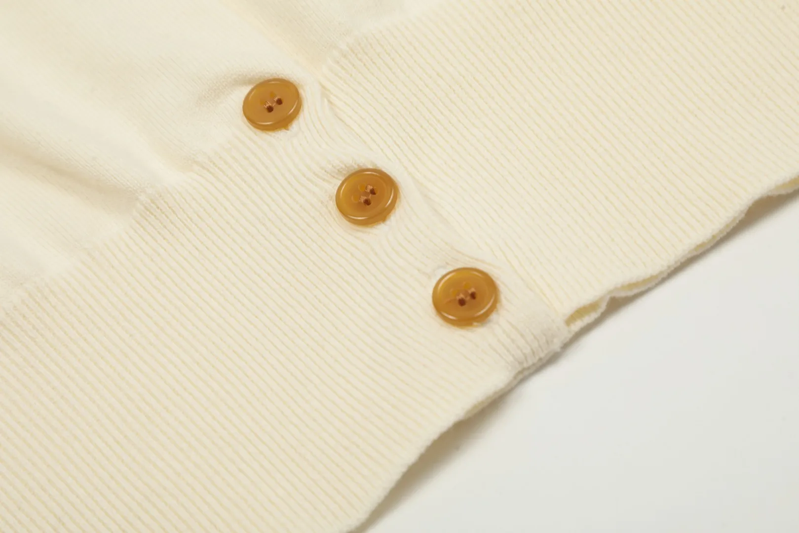 VIVI115 # vivienne west wood Vivienne classic knitted sweater wool cardigan 2024 autumn latest style Exclusive and highest quality on the entire network Order with confidence - 🧩 15% merino cotton wool 85% wool blend 🧩Correct Italian 🇮🇹100% wool washed wheat logo 🧩Original purchase, real mold opening 🧩Original purchase records and comparison pictures can be provided. Place your order with confidence. 🧩Instant sale of all Taobao 300+ versions. The purchasing quality is excellent. It is definitely not a copywriter party. It is a real good product. The real product far exceeds the budget. Size: S -M- L. Color: black, white, light green, purple, apricot.